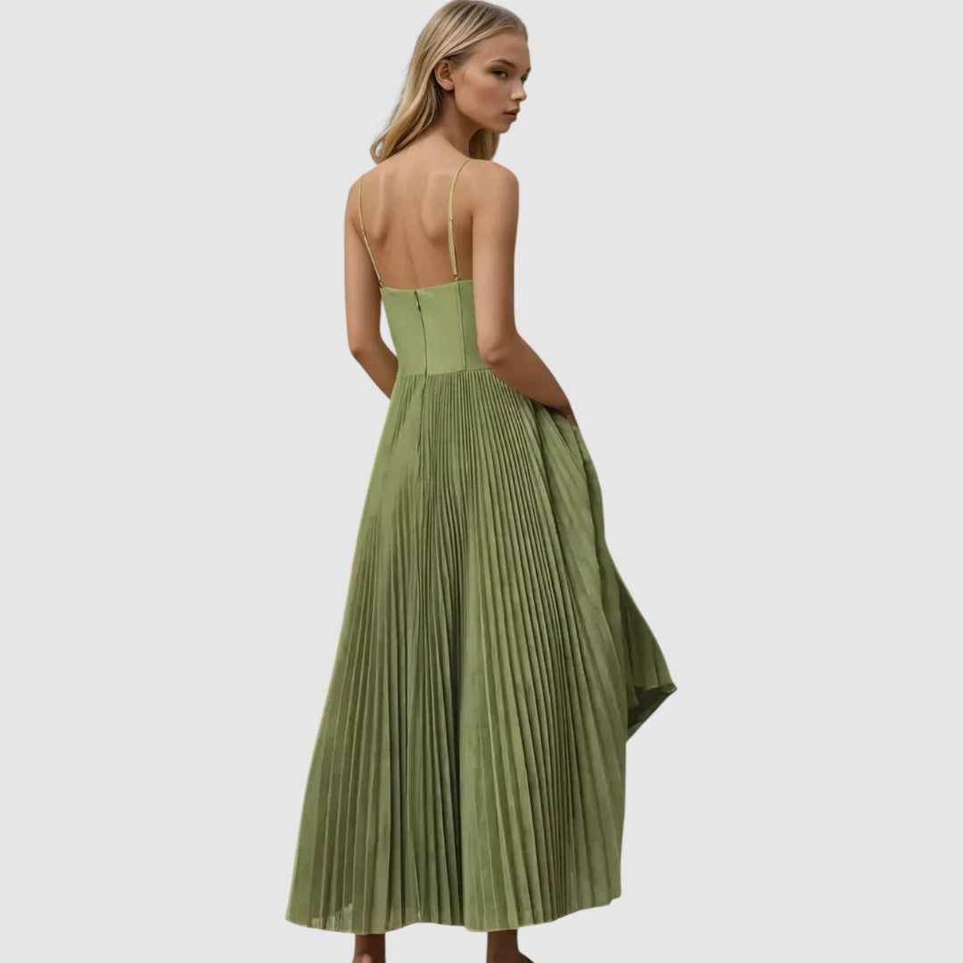 Adéla - Modern elegance with an open back