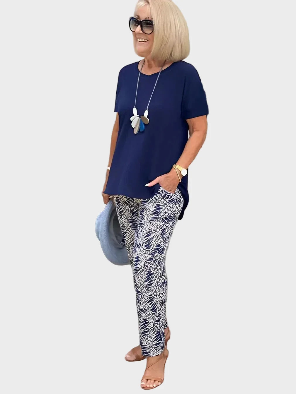 Żaneta – Elegant set with a fitted top and loose trousers