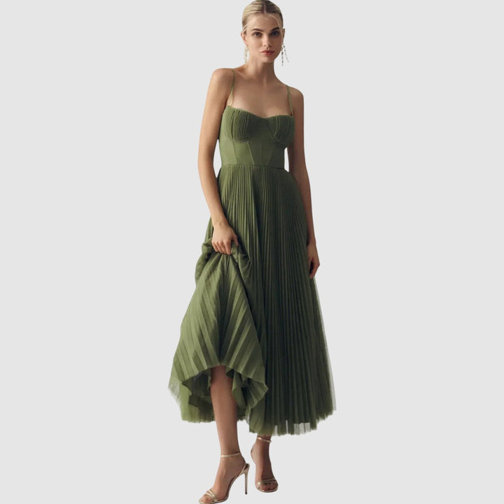 Adéla - Modern elegance with an open back