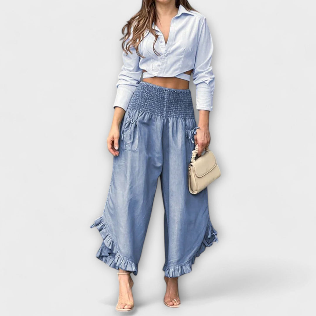 Loose linen trousers with fashionable folds