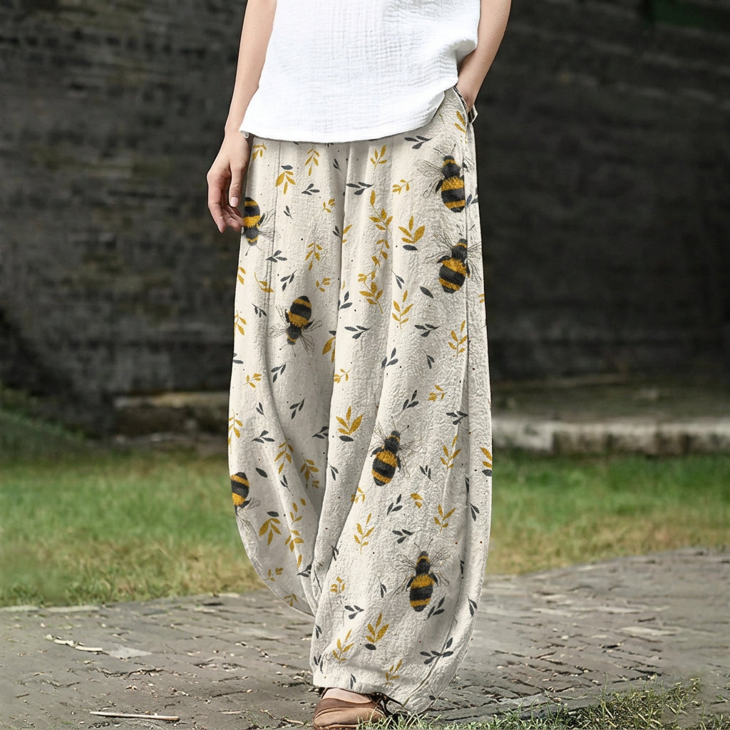 Marguerite – Wide, cream pants with a floral pattern