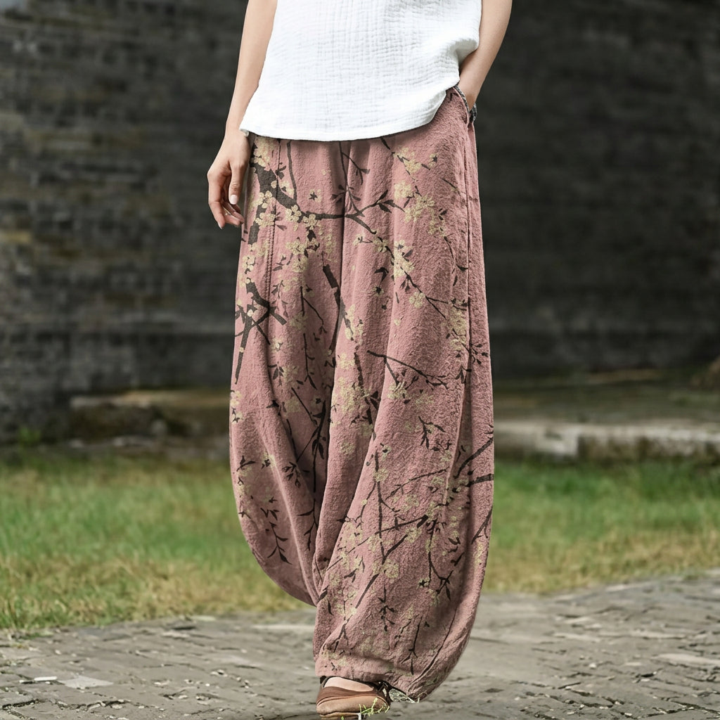 Fabienne – Wide trousers with a pink leaf pattern