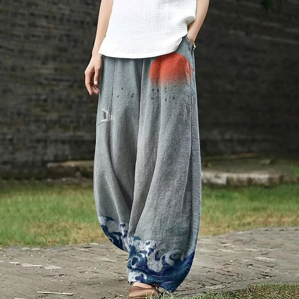 Constance – Gray wide trousers with a wavy pattern
