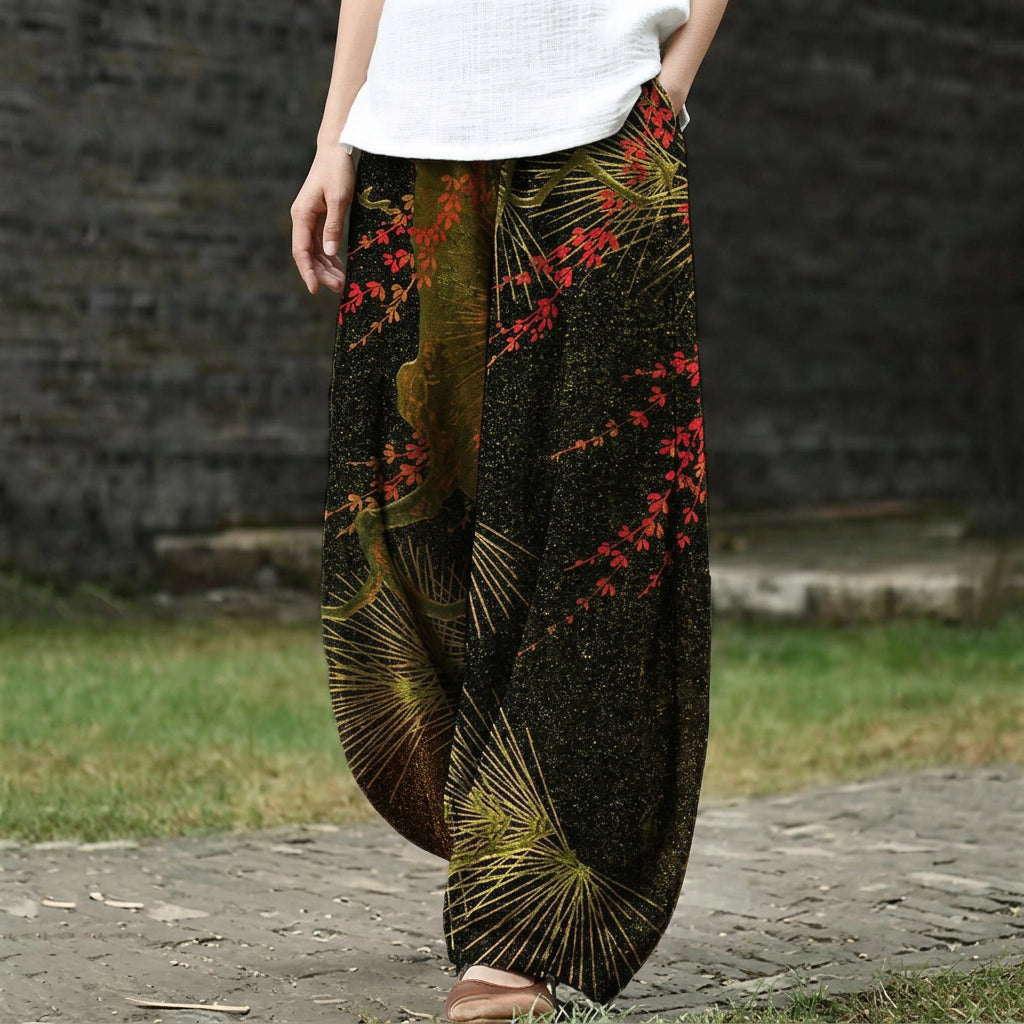 Camille – Wide trousers in dark green with a botanical pattern