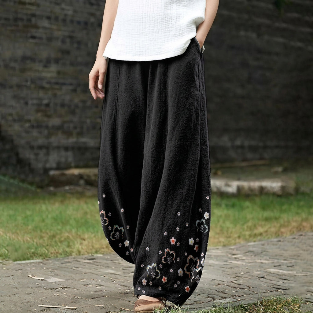 Armelle – Wide black pants with a floral pattern