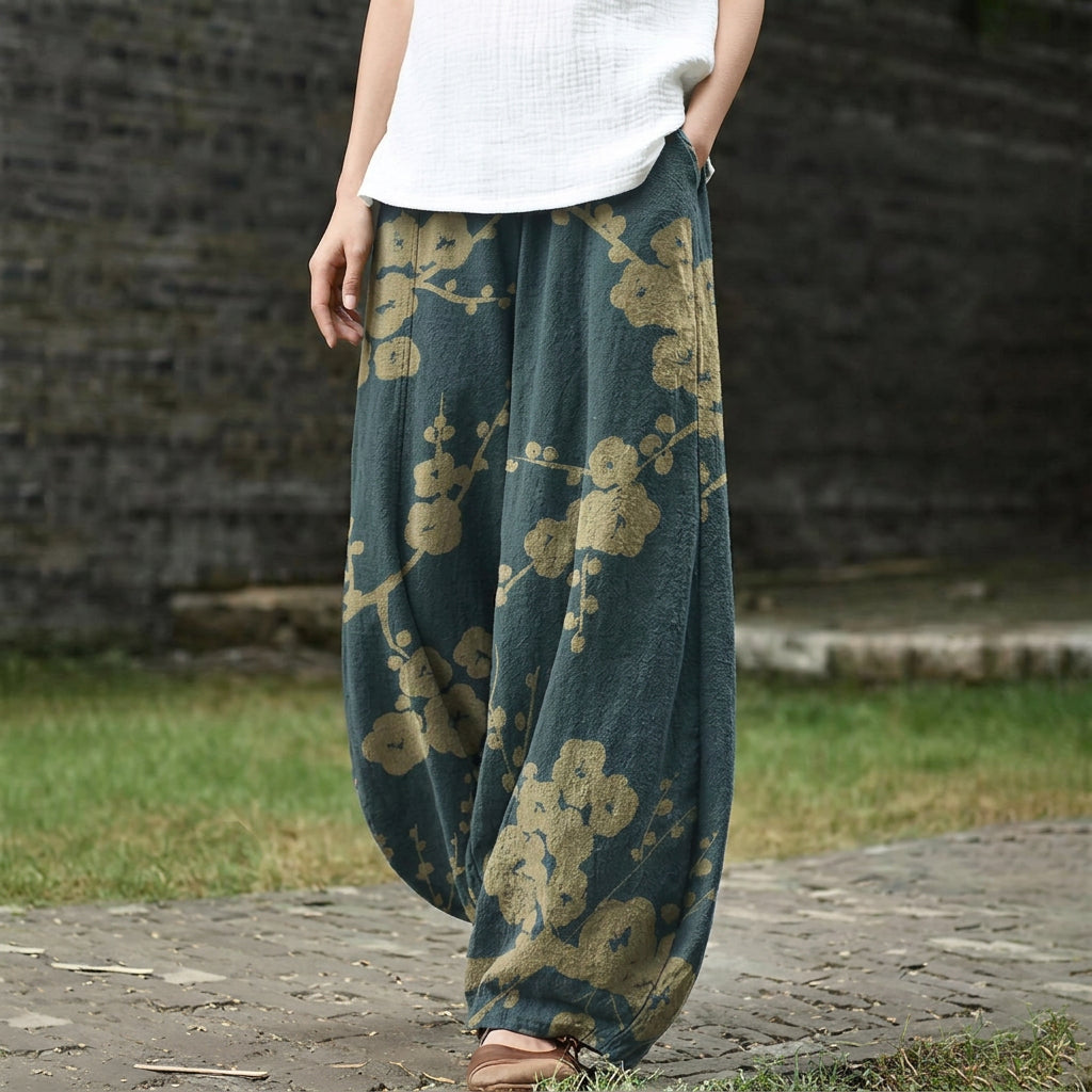 Élodie – Wide, navy blue trousers with a print