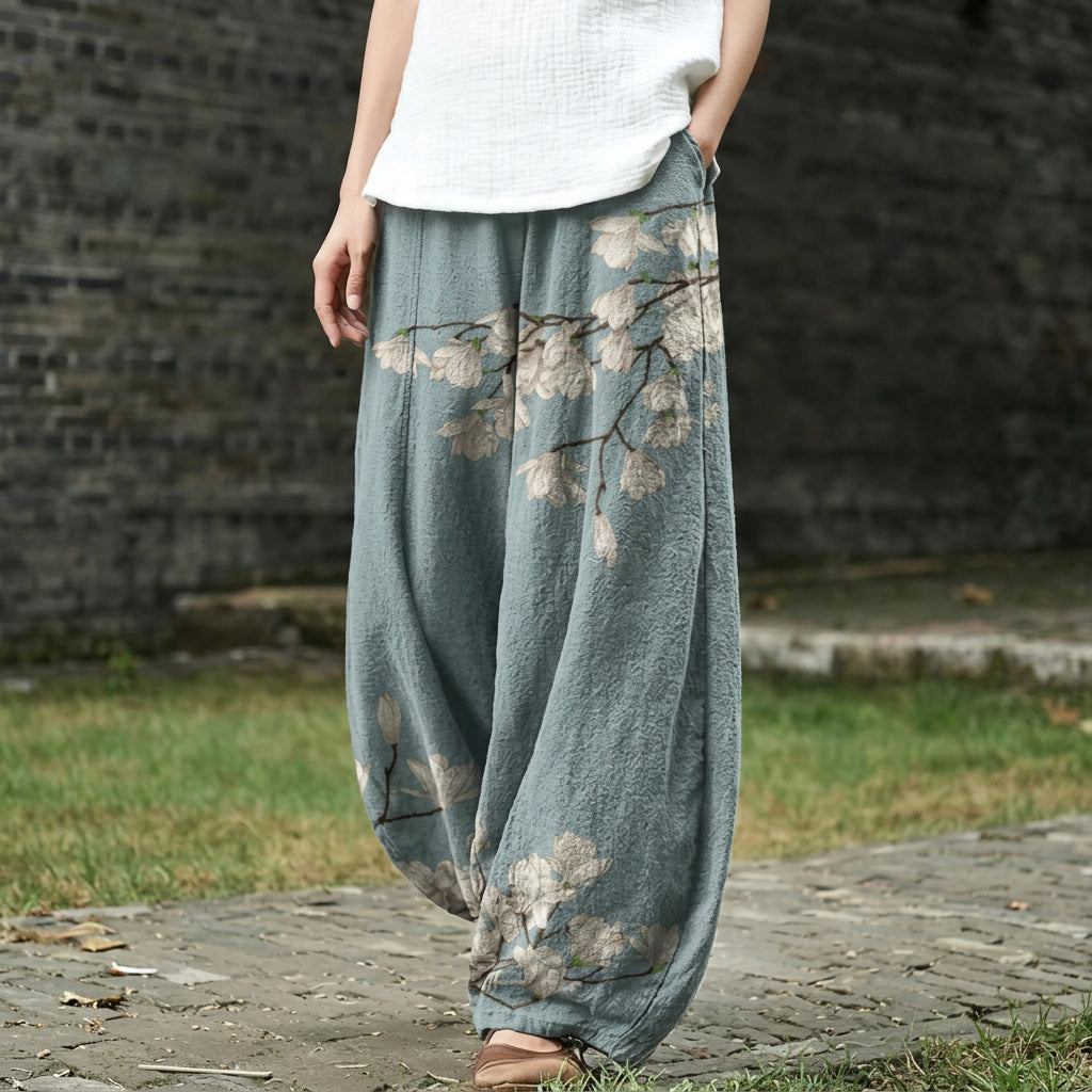 Iseult – Wide trousers with a light blue leaf pattern