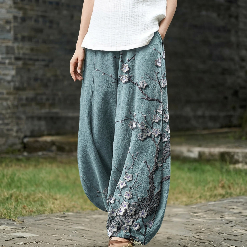 Carine – Wide trousers with a blue leaf pattern