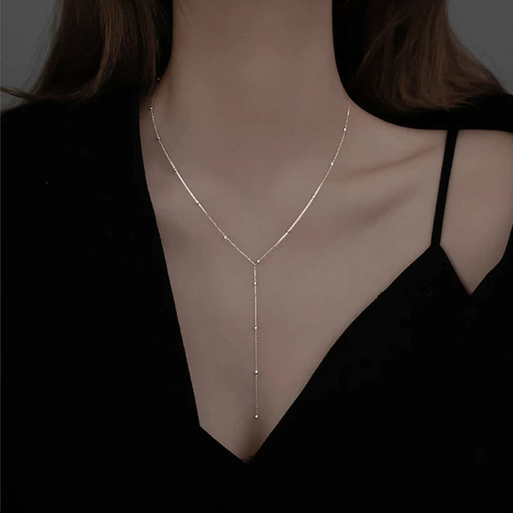 Necklace with tassels on the collarbones