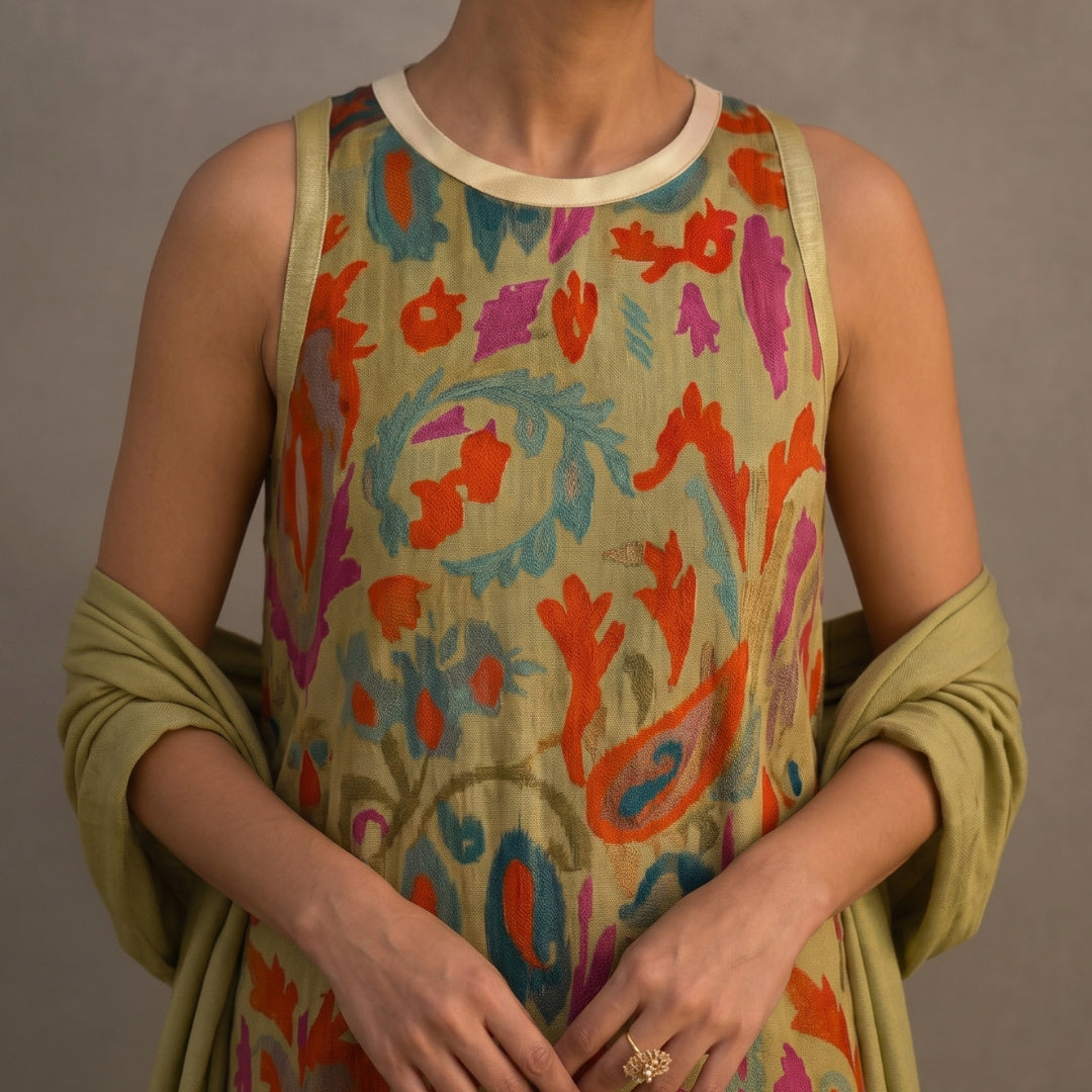 Daniela - Long dress with a floral pattern with a fitted vest