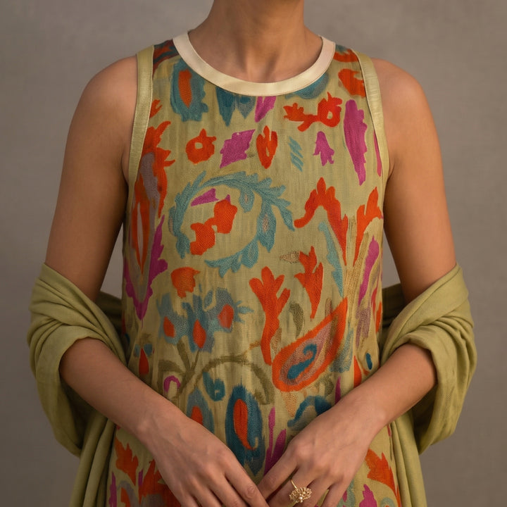 Daniela - Long dress with a floral pattern with a fitted vest