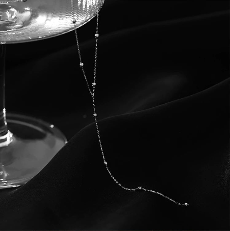 Necklace with tassels on the collarbones